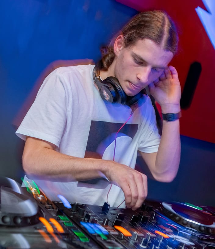 DJ Laurin za mixem ve Storm Club Prague cropped