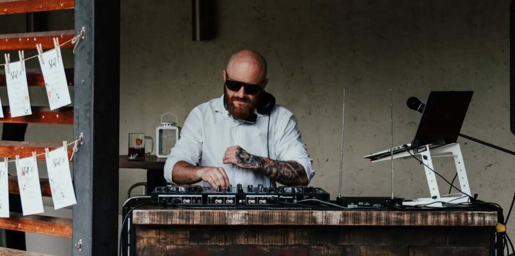 DJ Radek největší sympaťák na svatbě cropped
