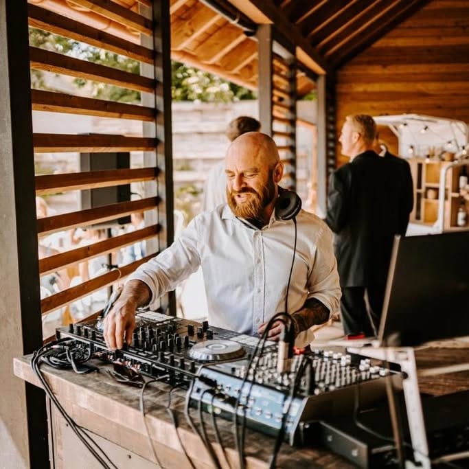 DJ Radek největší sympaťák v košili za mixem