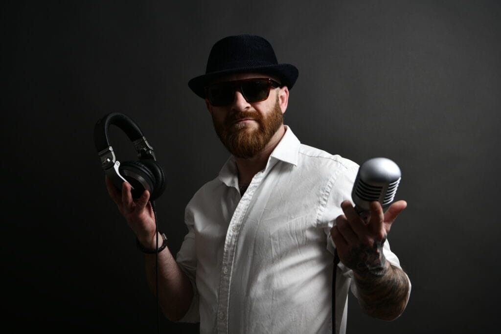 DJ Radek sympaťák studiovka s mikrofonem a sluchátky